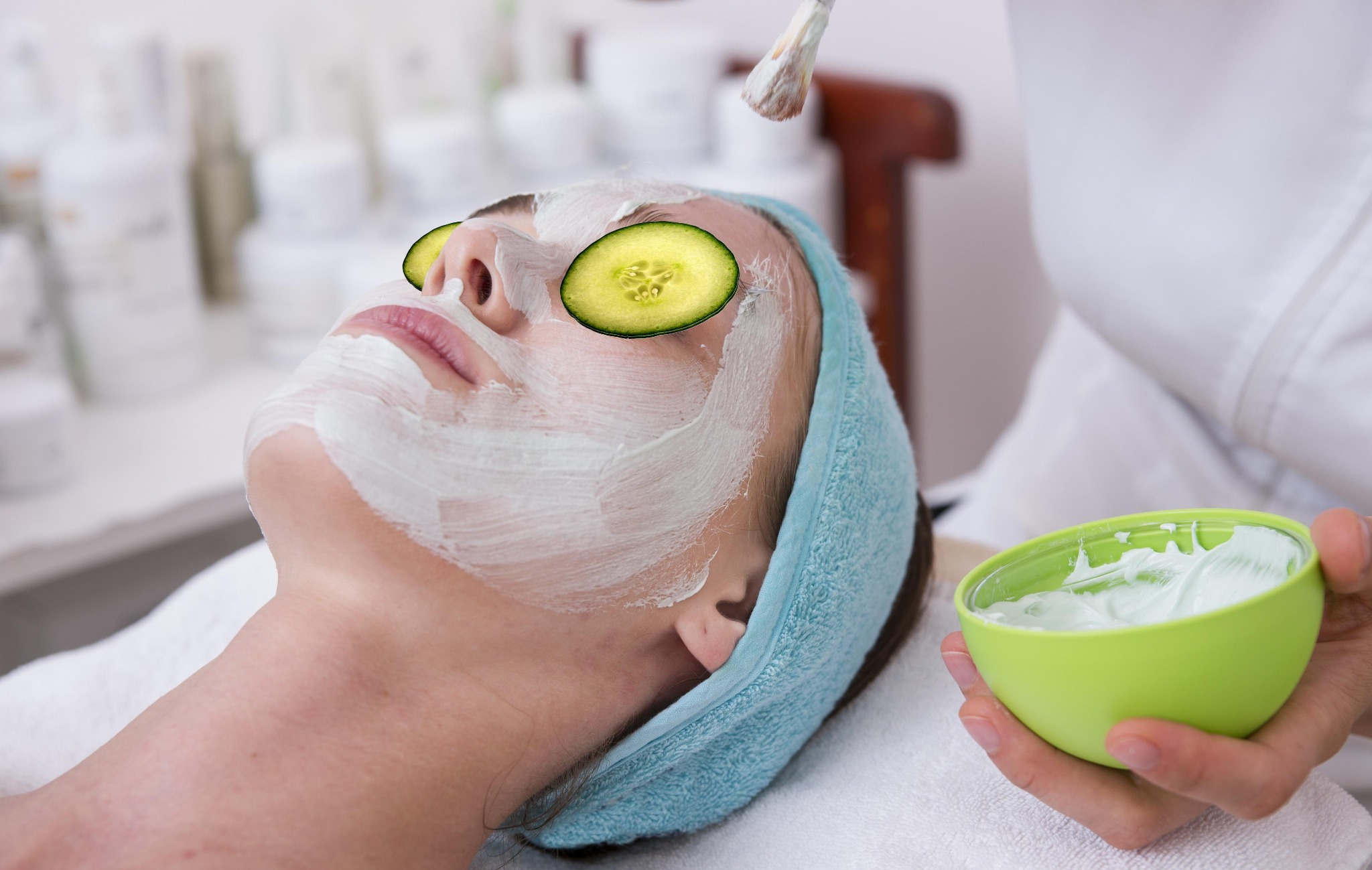 Mascarilla facial blanca con rodajas de pepino sobre los ojos durante un tratamiento de cuidado de la piel